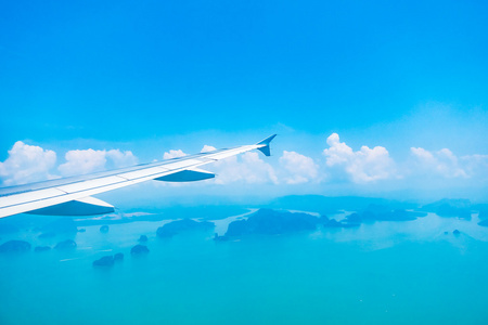 在美丽的蓝天上的飞机机翼