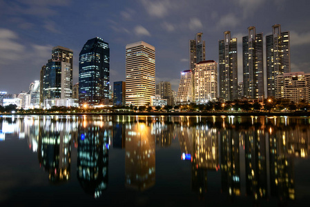 黄昏, 现代建筑的 Benchakitti 公园夜景, 在泰国。城市景观摄影灯光反射, 曼谷, 亚洲