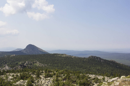 山脉和峭壁，南乌拉尔的全景。在山的夏天。查看从山上