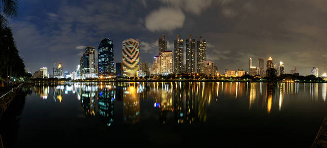 全景夜景城市天际线, 现代建筑的 Benchakitti 公园景观摄影, 现代夜景与灯光反射, 曼谷, 亚洲