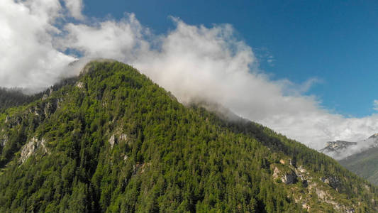 全景鸟瞰美丽的 alpin 山脉场景