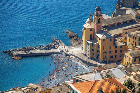 Camogli, 热那亚省, 教堂和码头, 意大利, 地中海沿岸的鸟瞰图