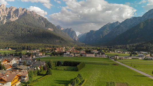 全景鸟瞰美丽的 alpin 山脉场景