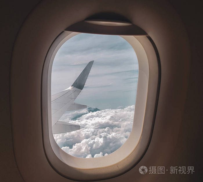 乘客看飞机机翼上空飞行的第一人称视图
