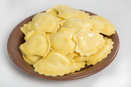 vareniks 与奶酪是乌克兰食品特写在白色背景隔离