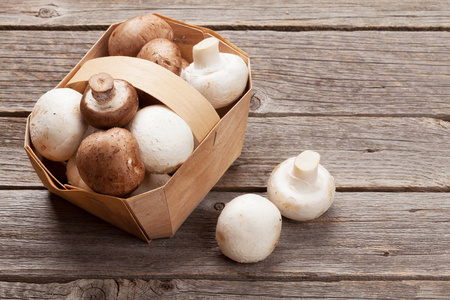 香菇蘑菇在木桌上的盒子里