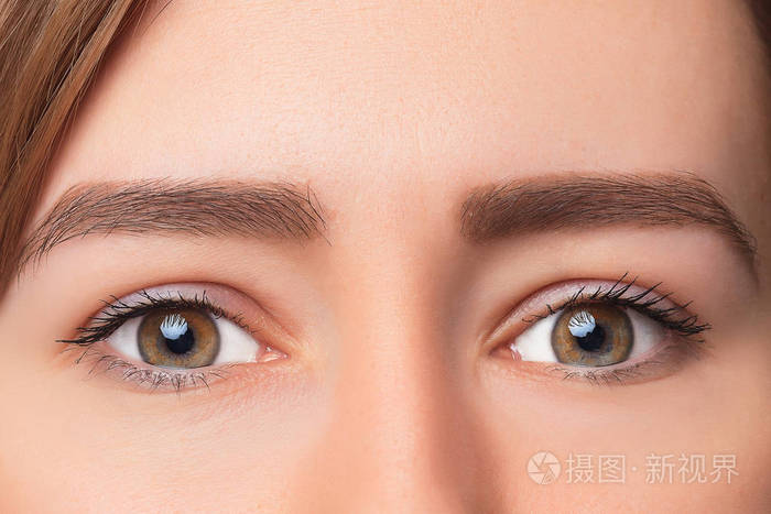 天化了妆的女人眼睛的特写镜头