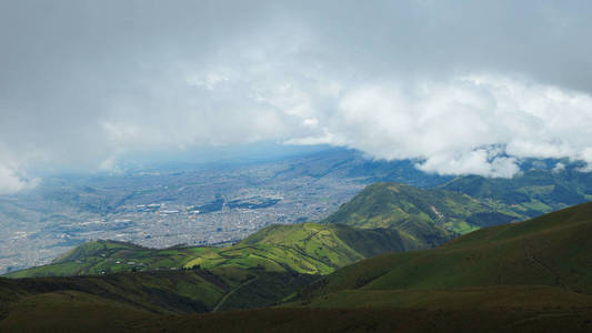 基多市从高空皮钦查火山的摩尔人看到上空的雨云