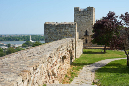贝尔格莱德堡垒的老石墙壁和塔在塞尔维亚在春天