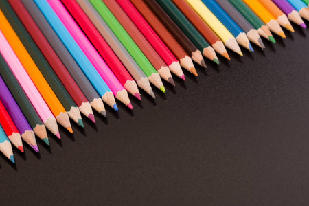 木制的彩色铅笔，在深色背景上