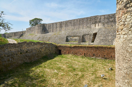 贝尔格莱德堡垒的老石头墙壁在塞尔维亚在春天