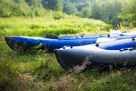 在河岸上的草地上皮划艇。小船或独木舟