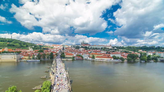 查尔斯桥梁和布拉格城堡 timelapse, 看法从桥梁塔, 捷克共和国。晴朗的天多云的天空