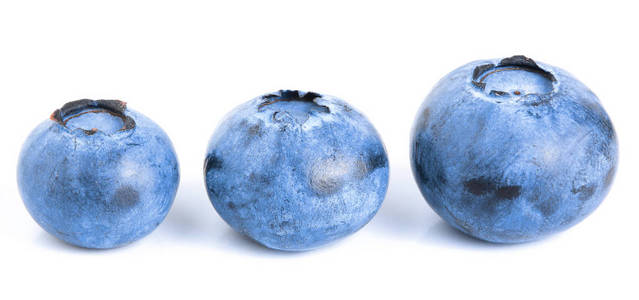 孤立在白色背景上的三个新鲜蓝莓