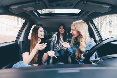 三个年轻貌美的女性朋友玩在一起 o 汽车作为他们的客场之旅一起去为他们的暑假