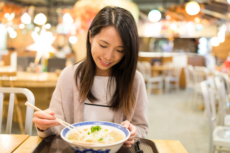 女人享受她的日本拉面