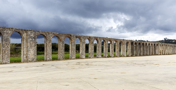 葡萄牙obidos的aqueduct。