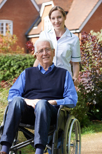 护老者推轮椅上的老人的肖像