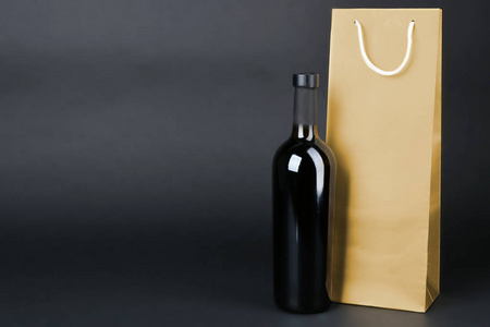 酒的瓶和礼品袋，在深色背景上