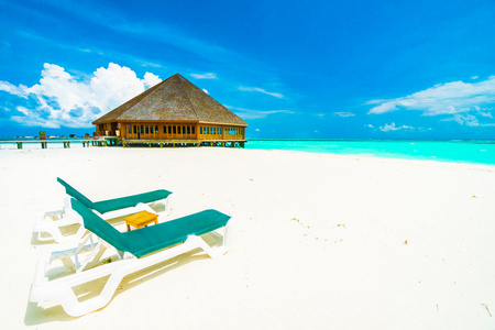 美丽的海滩和大海在马尔代夫岛
