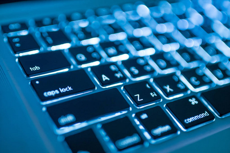 计算机键盘泰语  英语和蓝光从屏幕上