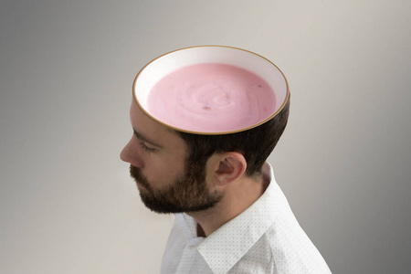 粉红色的酸奶，里面一个人的头