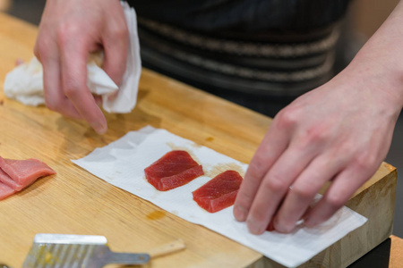 新鲜的金枪鱼在菜板上准备 otoro 寿司厨师