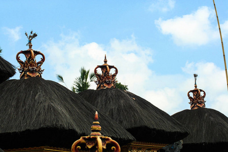 屋顶上的蓝天背景。印度尼西亚的风景