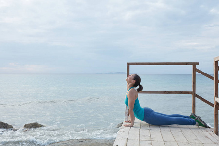 年轻瑜伽瑜伽模式锻炼对健康生活的女人。Woma 公司