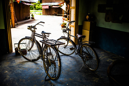 旧自行车停在古建筑旁边