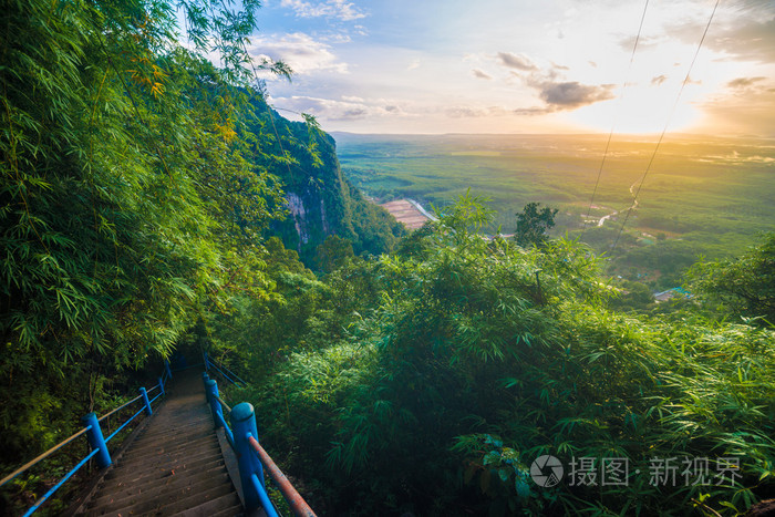 美丽的夏天日出山与太阳光线光线