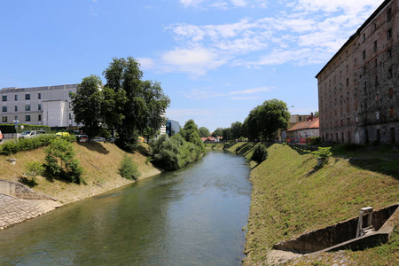 Ljubljanica 河流经斯洛文尼亚首都卢布尔雅那中心。