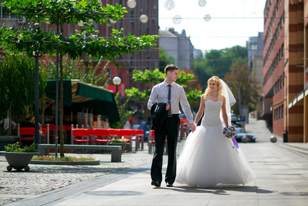 城市周围的新娘和新郎步行