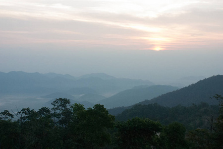 日落在山在泰国. 阴天有雨的机会