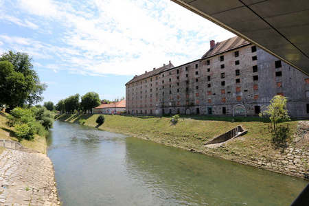 Ljubljanica 河流经斯洛文尼亚首都卢布尔雅那中心。