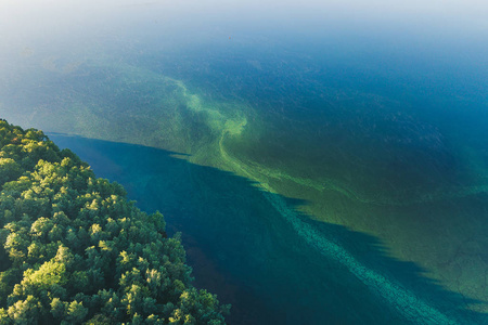 蓝色水纹理空中无人机视图。考纳斯泻湖水表面, 立陶宛