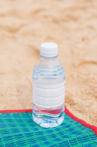 在大热天在海滩的瓶装的水