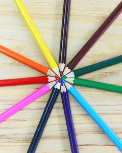 许多不同颜色的蜡笔 彩色铅笔 木 多彩孩子学校艺术家概念