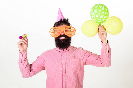 党的理念。时髦的大太阳镜庆祝生日。男人的胡子和胡子在快乐的脸上持有空气气球, 白色背景。人在党帽子与党垫铁庆祝
