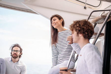 旅游, seatrip, 友谊和人的概念坐在游艇甲板上的朋友
