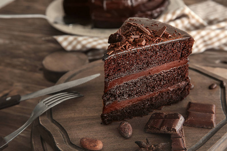 一块美味的巧克力蛋糕在船上