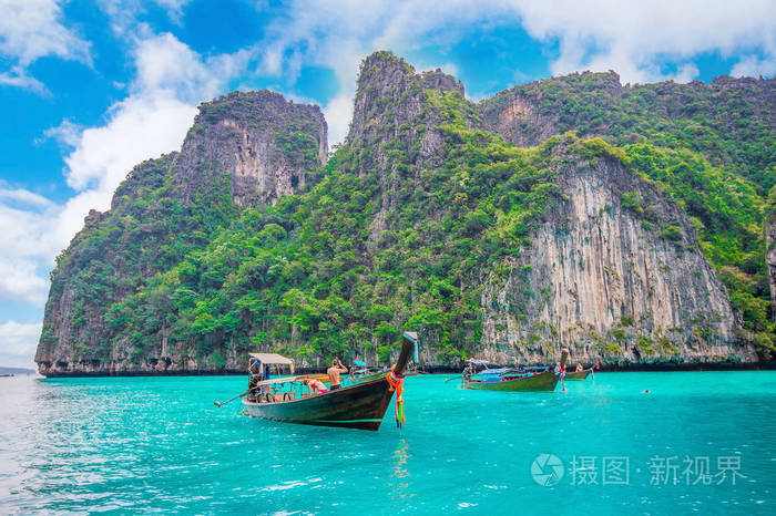 长船和蓝色的水,在甲米泰国皮皮岛玛雅湾