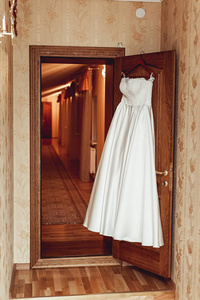 在一个酒店房间门上的婚纱图片