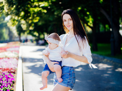 母亲与8月女婴花时间在公园里