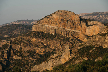 日落时西班牙其他山脉之间的巨大悬崖