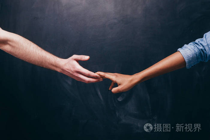 重新连接关系或分手.两只手