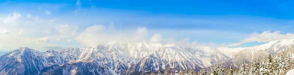 山雪景观与蓝色的天空，日本全景图