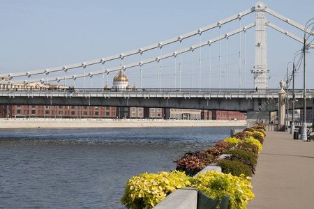 莫斯科河一座悬索桥的景观