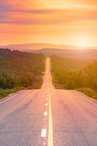 在挪威, 欧洲, 斯堪的纳维亚的蜿蜒的乡村道路的看法日落。汽车旅行