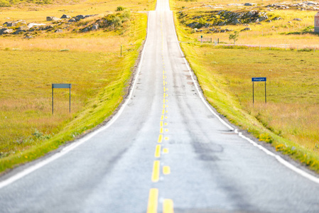 在挪威, 欧洲, 斯堪的纳维亚的空蜿蜒的乡村道路的看法。汽车旅行